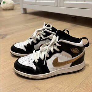 Nike Air Jordan 1 Mid Patent SE GS 'Black Gold
